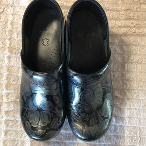 DANSKO Women’s professional Patent Clogs